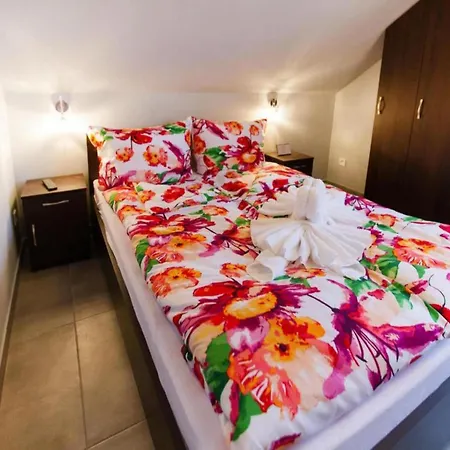 Апартаменты Comfortable Premium Class Apartment, Shared Swimming Pool, Гонски